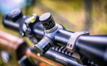 What does 2-7x32 mean on a rifle scope?